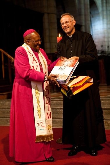JP Heath und Erzbischoff Desmond Tutu - -® INERELA
